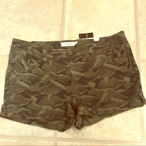 NWT Torrid SZ 26 Military short shorts Camo Print